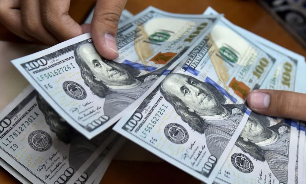 El dólar se dispara a $1.380 y crece la tensión