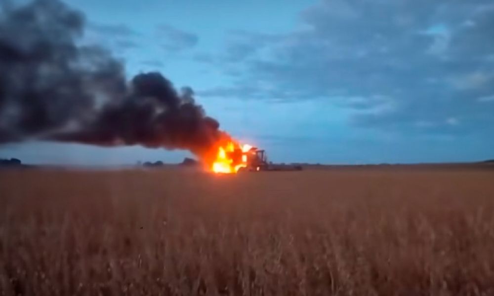 Incendio devora una cosechadora en Mariano Benítez