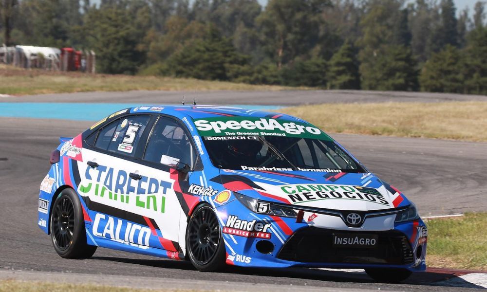 Alfonso Domenech con su Toyota Corolla
