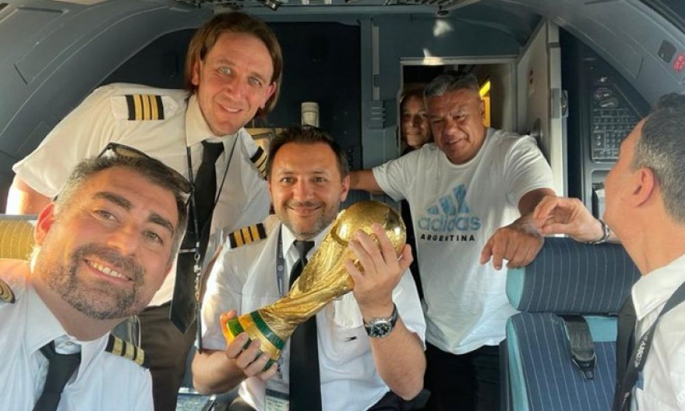 Quién es el piloto que trajo la Copa del Mundo