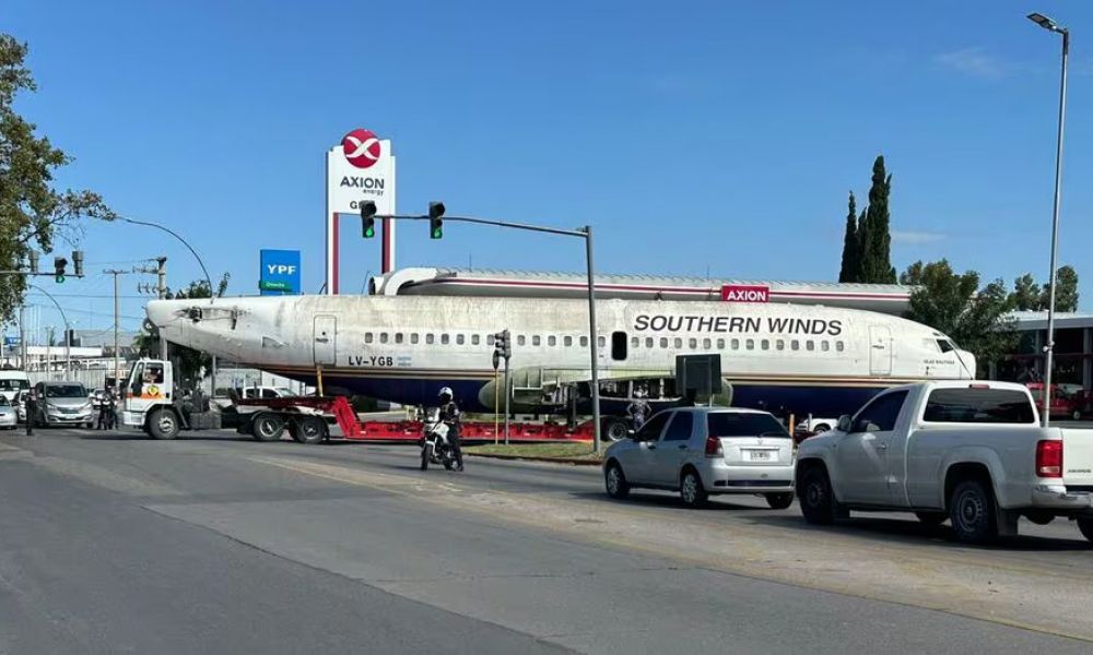Sorprende un gran avión siendo transportado en las rutas