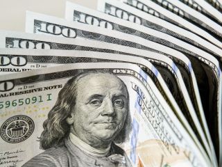 El dlar blue cierra una semana con una suba acumulada de $55 y supera los $1.200