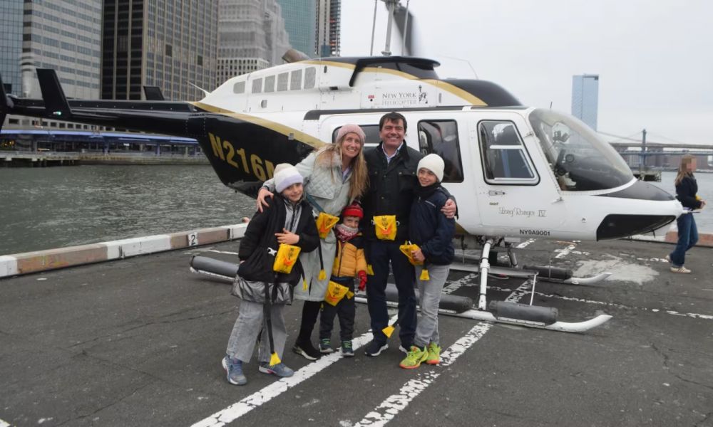 La familia instantes antes de abordar