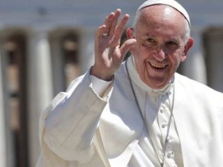 Operan al papa Francisco
