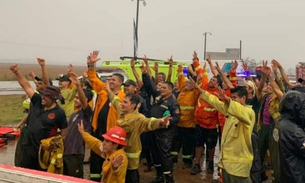 Bomberos y brigadistas en Santo Tomé bailaron