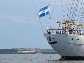 La Fragata ARA Libertad atraca en Barbados durante su 52 viaje de instruccin
