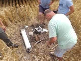 Lobera: cosechando en un campo encontraron los restos de un cohete espacial