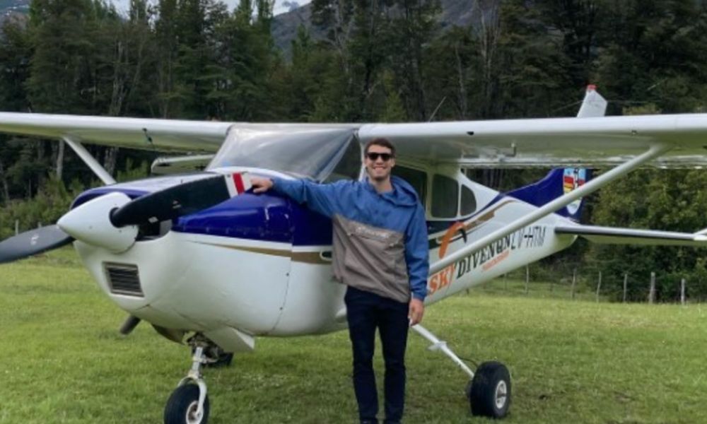 Un instructor murió tras ser embestido por un avión