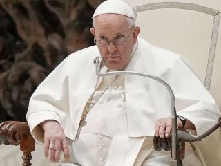 La salud del papa: Francisco enfrenta una neumona bilateral