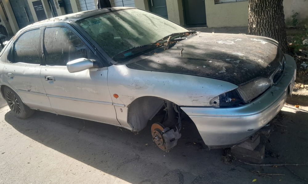 Retiran casi 40 vehículos abandonados de la calle