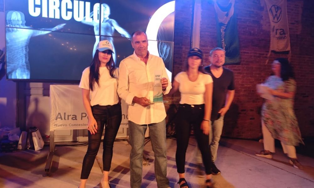 Guillermo De Pascuale recibiendo el premio