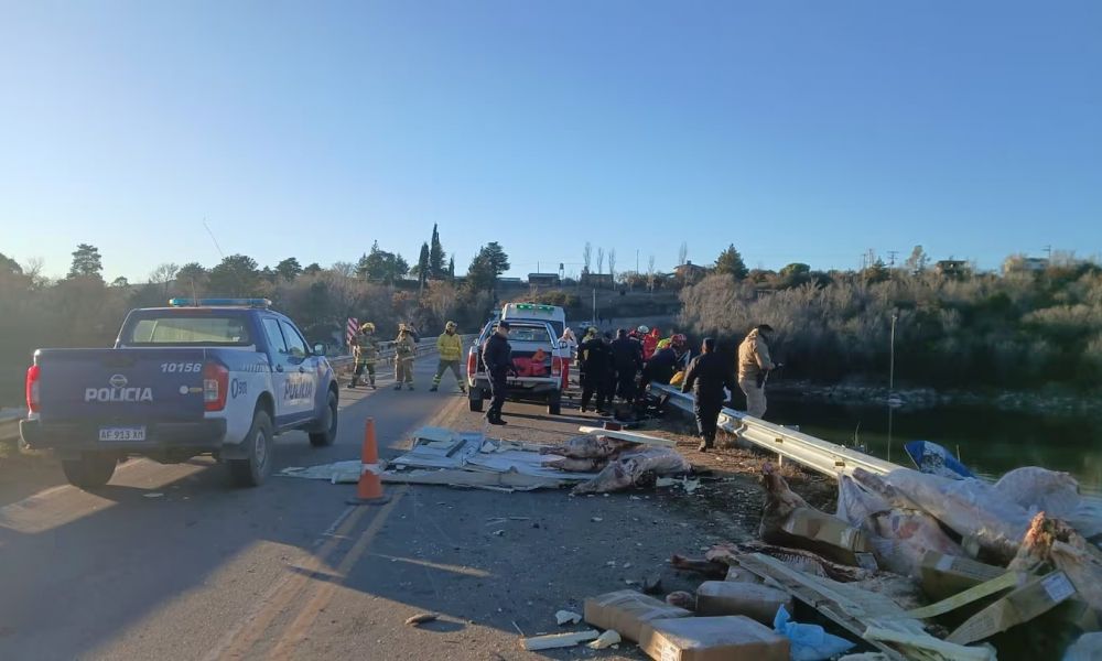 Un joven perdió la vida al caer con su camión al río