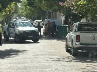 Caos en Pergamino: Hombre vandaliz autos y prendi fuego un vehculo