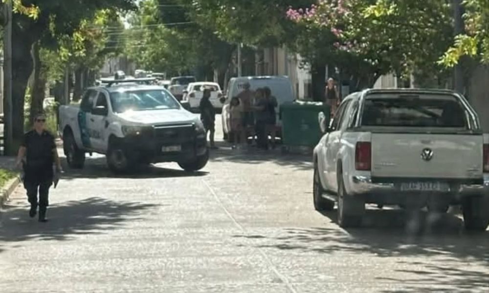 Hombre vandalizó autos y prendió fuego un vehículo