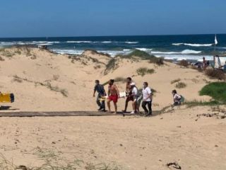Seis argentinos fueron arrastrados por el mar en Punta del Este: hay dos internados