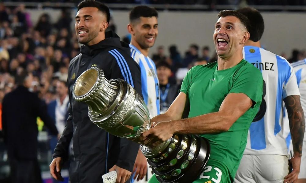 Dibu Martínez suspendido