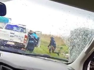 Un video en redes muestra a polic�as guardando bebidas tras el vuelco de un cami�n en la Ruta 188