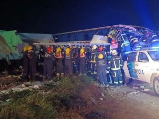 Tragedia en la Ruta 3: Un micro chocó de frente con un camión y dejó cuatro muertos