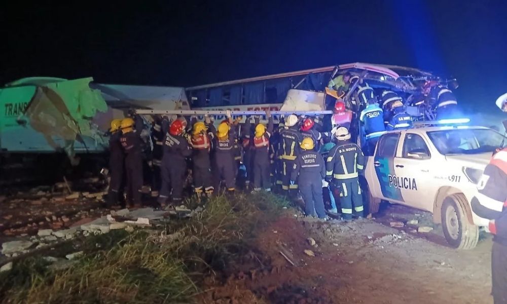 Un micro chocó de frente con un camión y dejó cuatro muertos