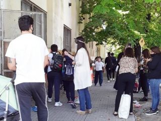 Escuelas bonaerenses: con el 50% de los alumnos vacunados no ser obligatorio el barbijo en espacios abiertos
