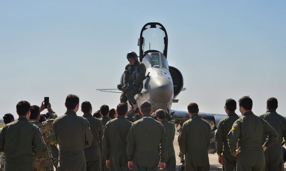 Jóvenes pilotos realizan su primer «vuelo solo»