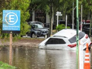 El temporal en Pinamar provoc� calles anegadas, vecinos evacuados y destrozos