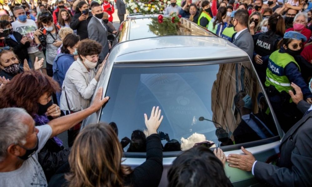 Cortejo fúnebre con los restos de Mario Meoni