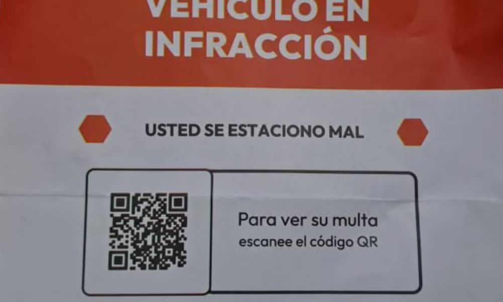 Alerta por estafas con códigos QR en autos