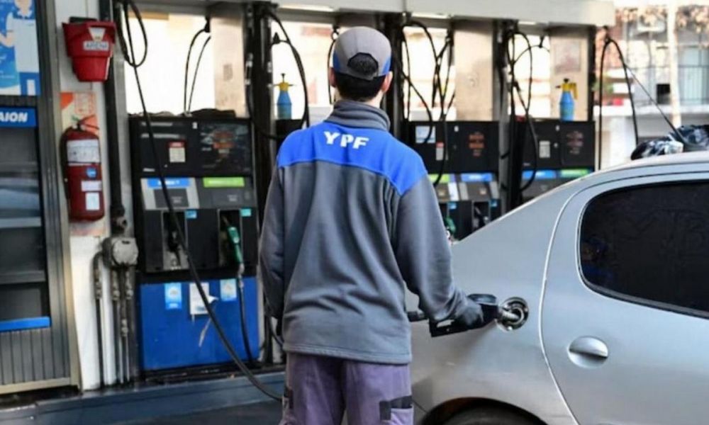 YPF baja las naftas y ajusta el gasoil