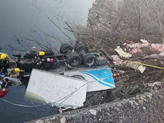 Un joven perdi la vida al caer con su camin al ro