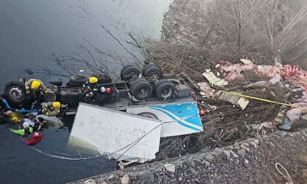 Un joven perdió la vida al caer con su camión al río