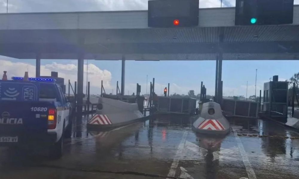 Un trabajador de peaje murió al volcar una cabina