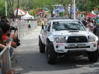 Dakar: Un Mini Cooper embisti a varios espectadores