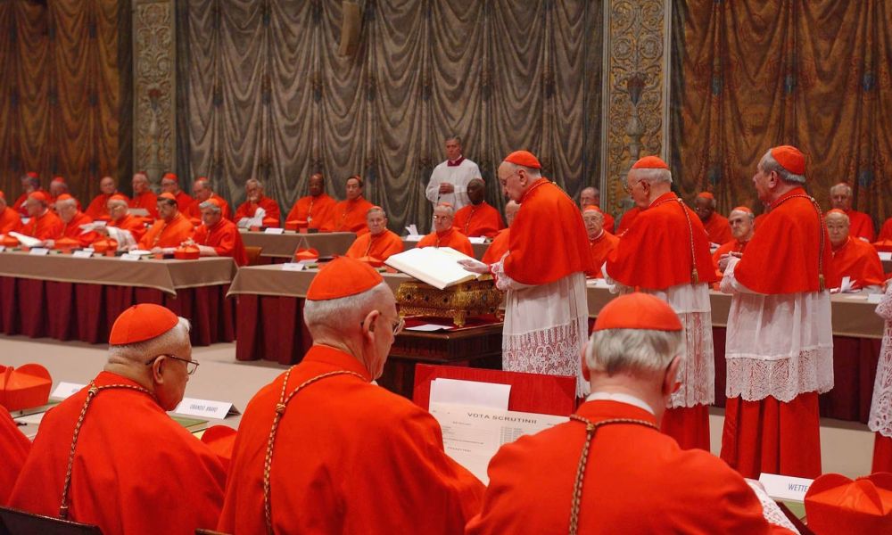 ¿Cómo se elige al nuevo Papa?