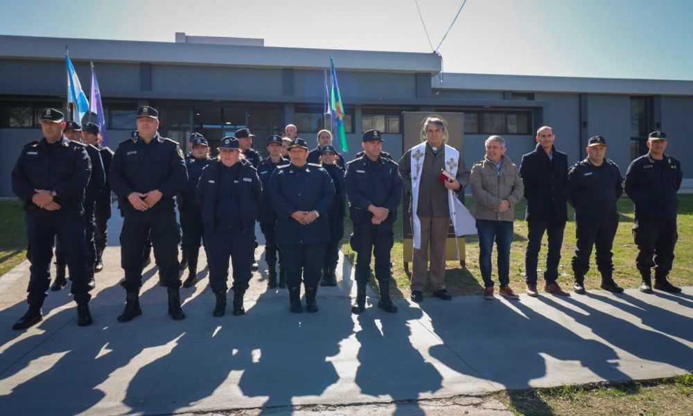 Con fondos del Municipio se entregaron 16 motos a la Policía