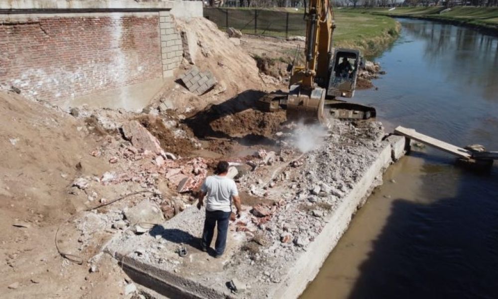 Se demolió el puente de Bv. Colón