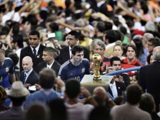 La mejor foto: Messi mirando la Copa del Mundo en Brasil