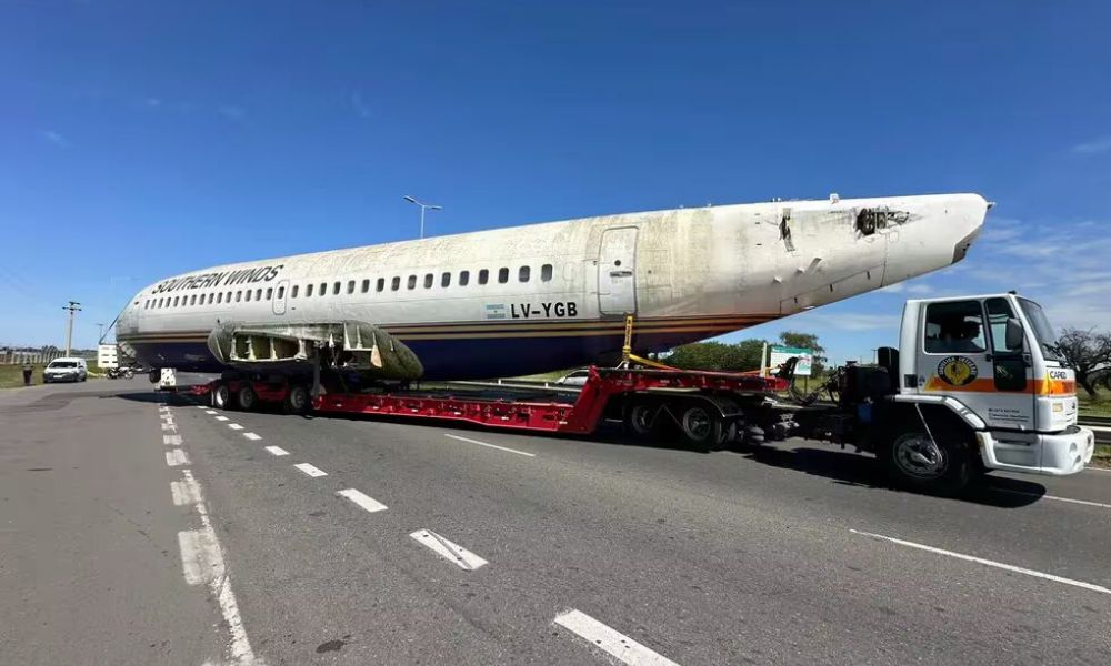 Sorprende un gran avión siendo transportado en las rutas