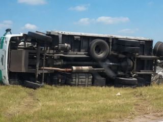 Vuelco de cami�n en la Ruta 8 volvi� a encender la alerta por la seguridad vial