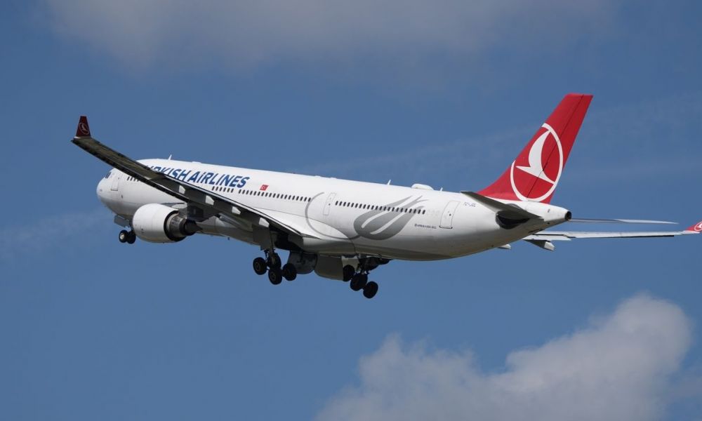 Piloto fallece durante vuelo internacional