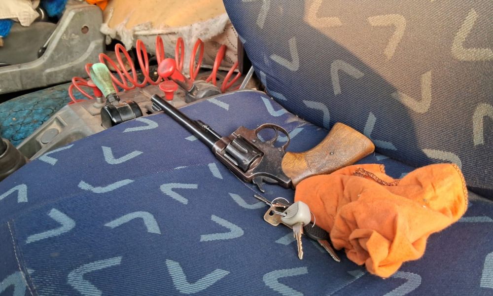 Detienen a conductor ebrio tras volcar su camión