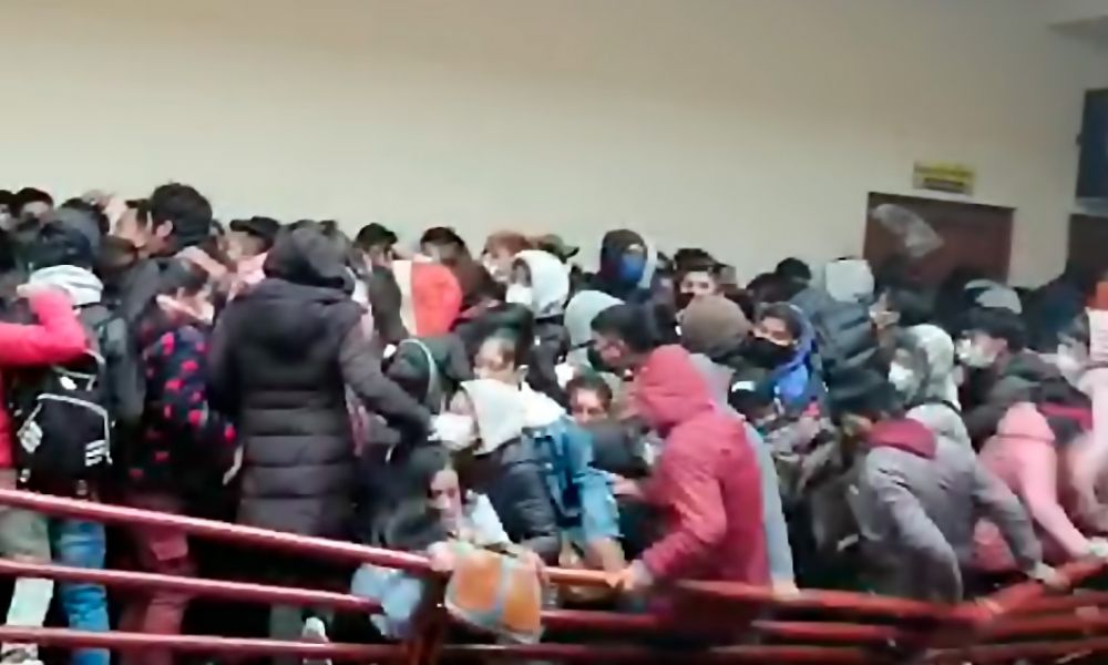 Mueren siete estudiantes al ceder una baranda