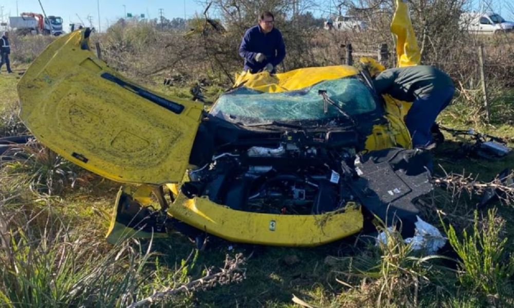 Ferrari amarilla despistó en la Ruta 16 y quedó destruida