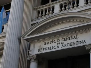 Tras las elecciones, la economía busca estabilizarse: Leve baja del Merval y calma cambiaria