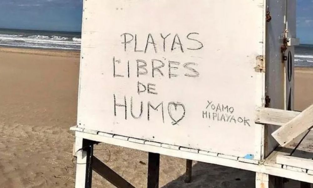 Se prohibiría fumar en algunos sectores en las playas