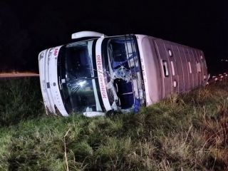Vuelco en la Ruta 8: Un colectivo que venía de Córdoba se accidentó en Capitán Sarmiento