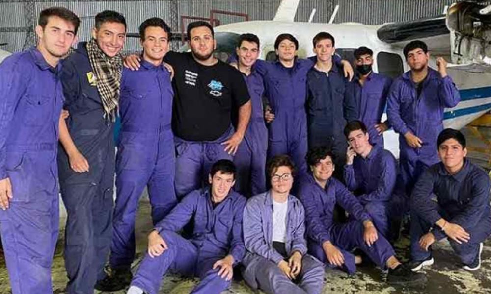 Alumnos de una escuela técnica Alumnos de una escuela técnica