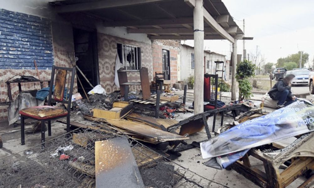 La casa de la familia Schneider incendiada tras el crimen