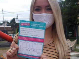 La becaria de 18 a�os vacunada se defendi�