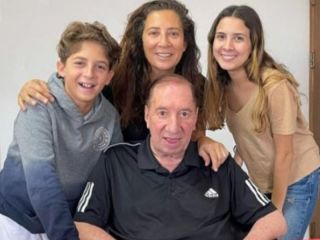 Bilardo reapareci en una foto familiar y contina sin saber del fallecimiento de Maradona